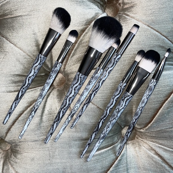 NWOT 8 brushes & case - Picture 5 of 10